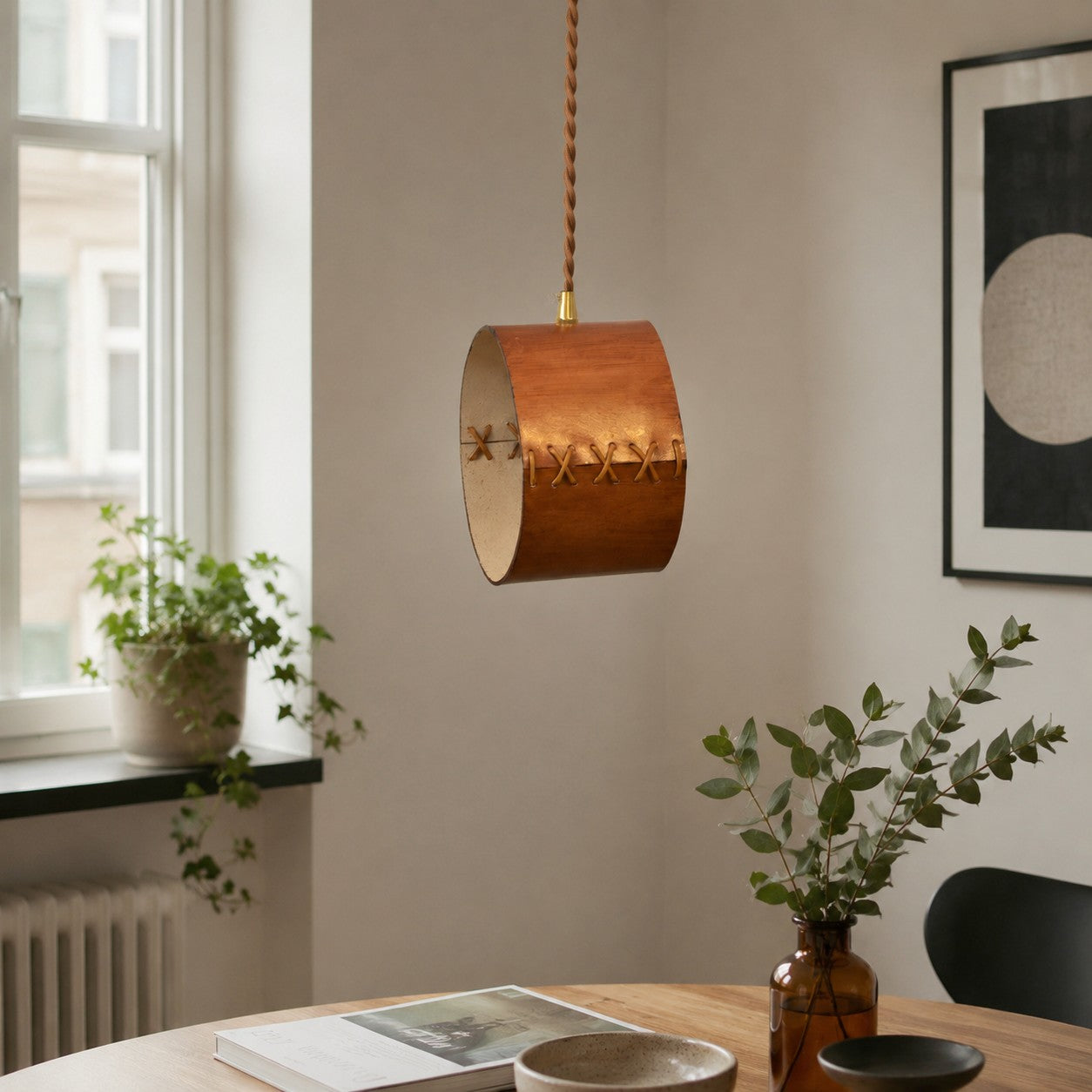 Suspension cylindrique en cuir lacé à la main pour chambres, couloirs et espaces de bar | Esilora