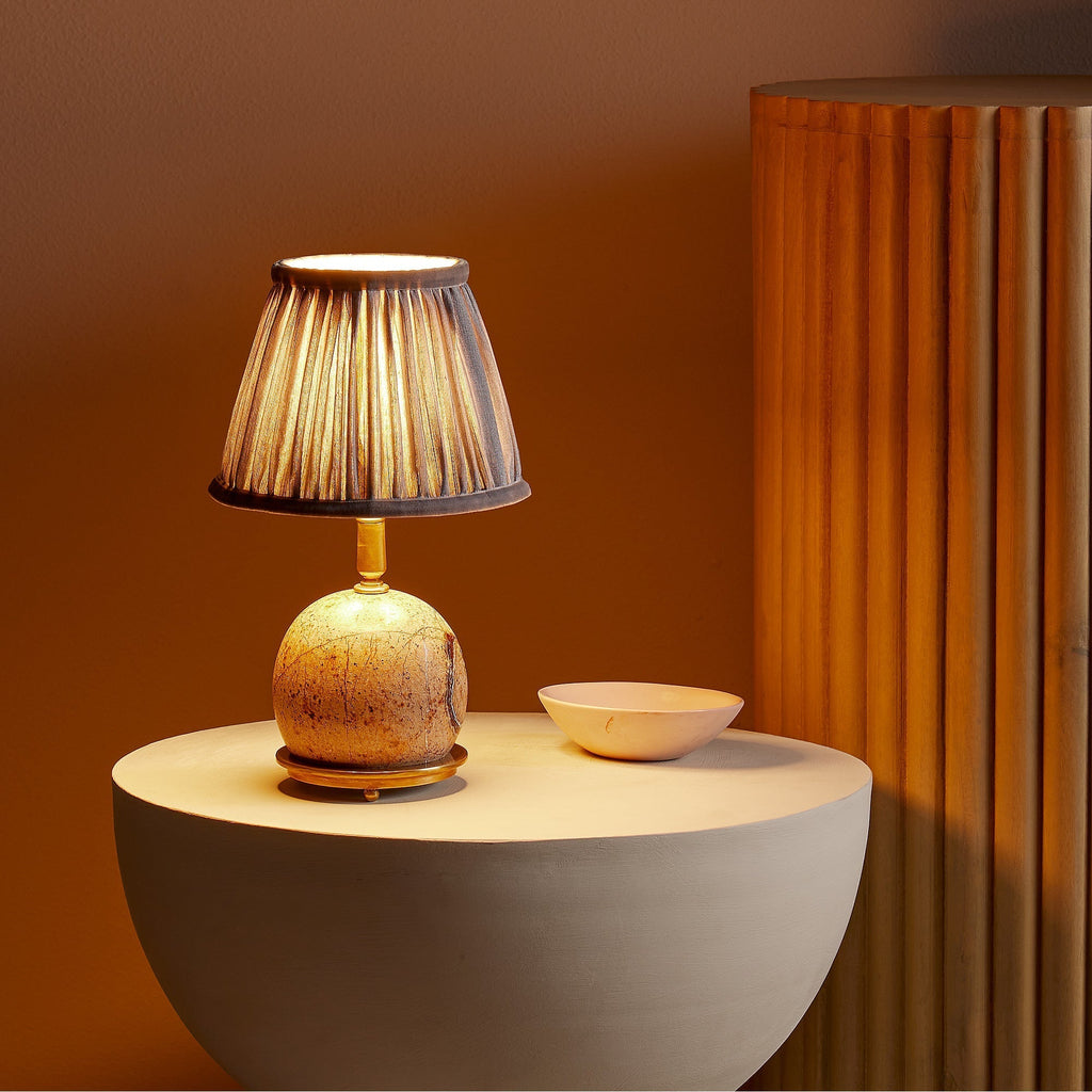 Moderne skulpturale Tischlampe – minimalistische Dekorationsleuchte für Schlafzimmer und Wohnzimmer | Esilora