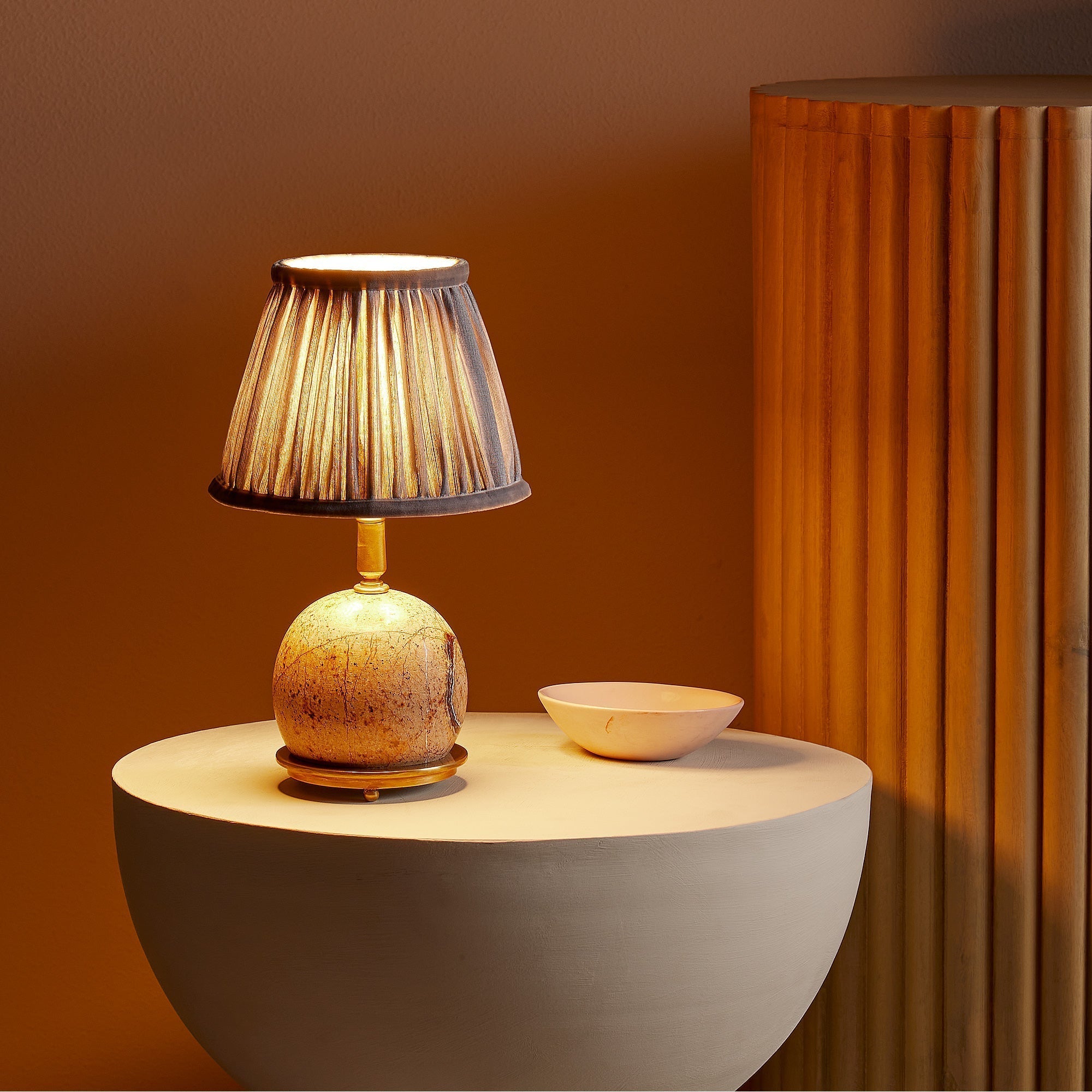 Moderne skulpturale Tischlampe – minimalistische Dekorationsleuchte für Schlafzimmer und Wohnzimmer | Esilora