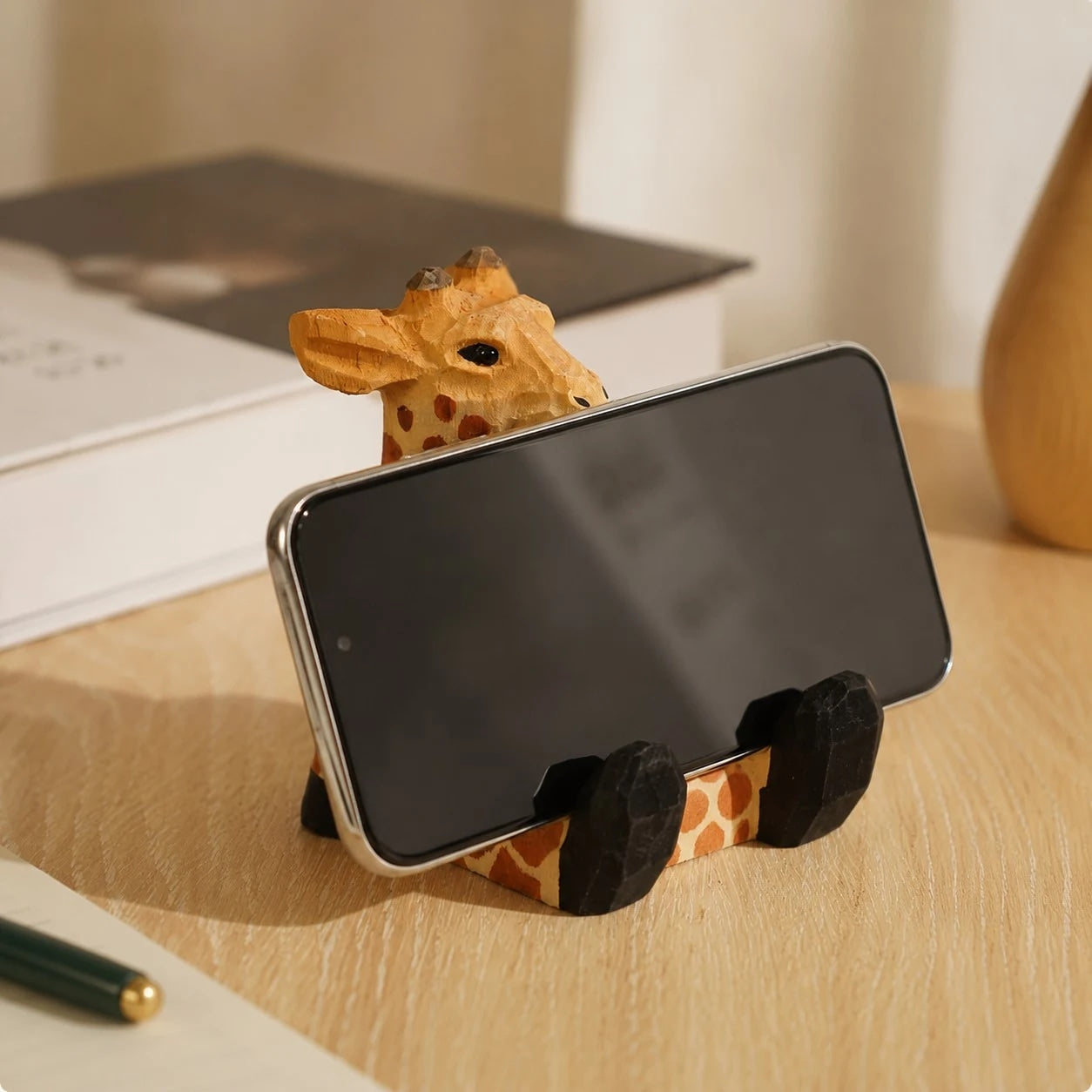 Support de téléphone en bois sculpté à la main représentant un animal | Esilora