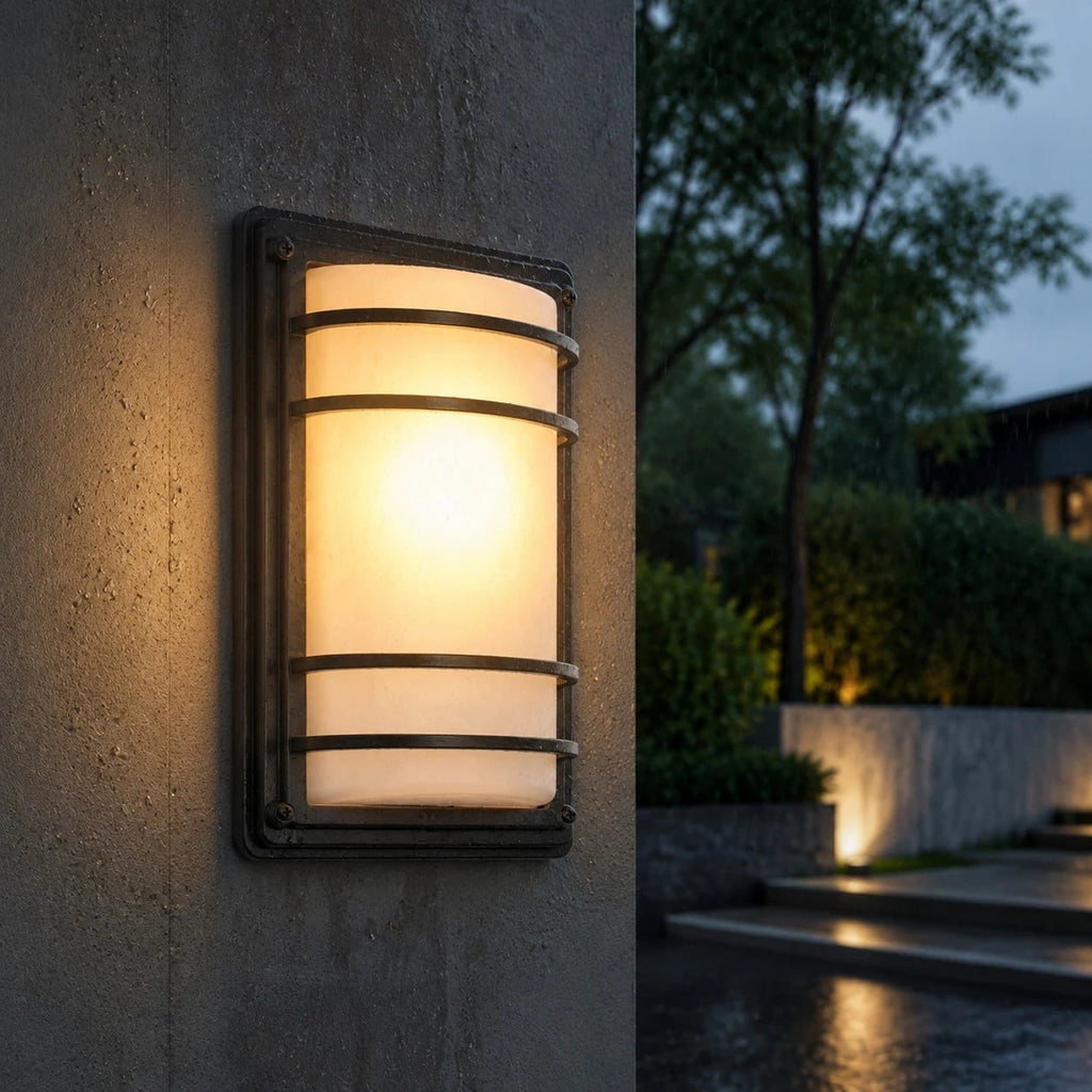 Moderne schwarze Außenwandleuchte mit weißem Glasschirm | Esilora