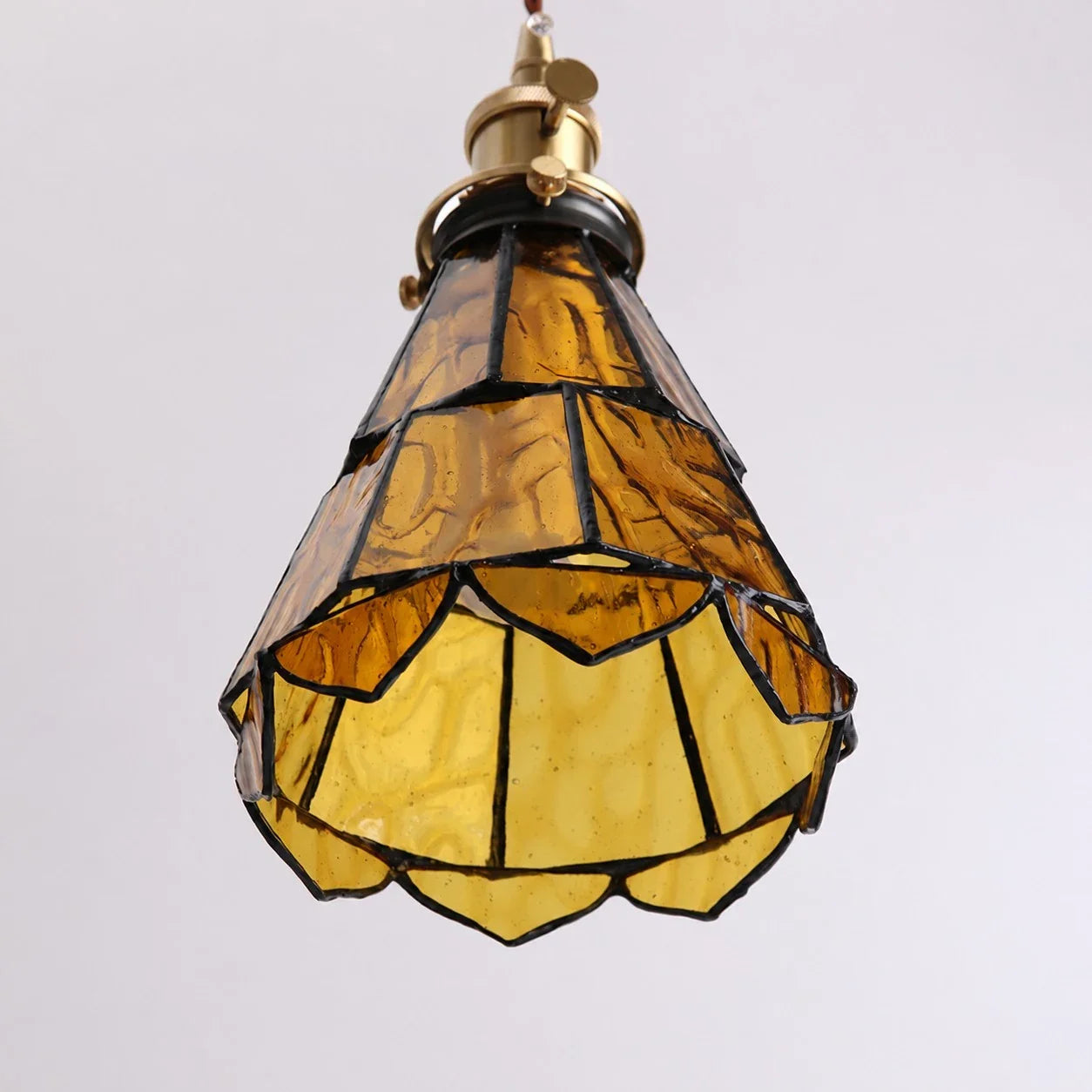 Lampada da parete in ottone e vetro ondulato in stile country francese | Esilora