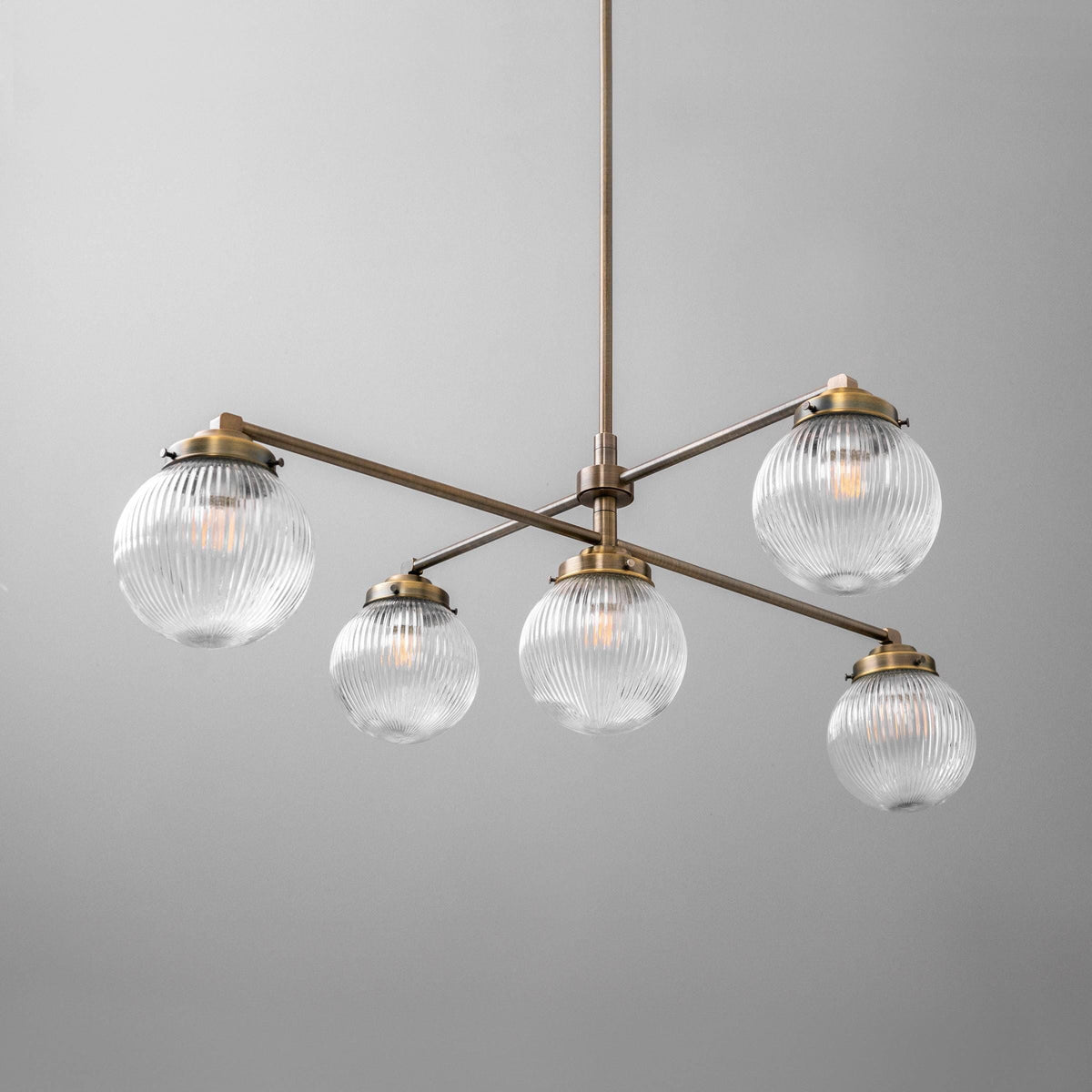 Glorica Glass skulpturale Globus-Pendelleuchte aus Metall und Glas – moderne Deckenleuchte für das Esszimmer | Esilora