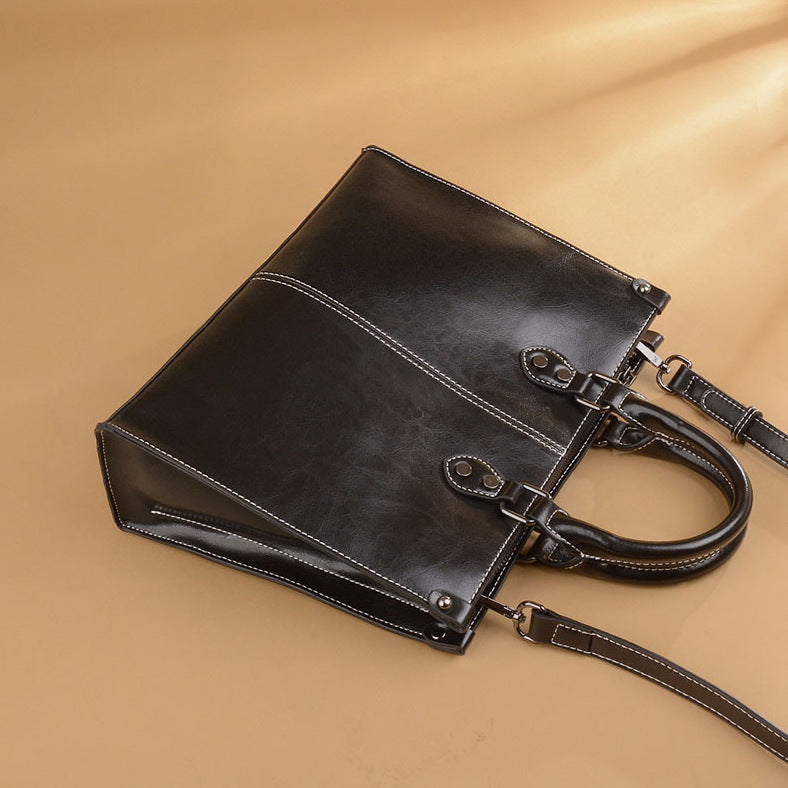 Sac à Main Structuré en Cuir Lustré avec Surpiqûres Contrastées et Bandoulière