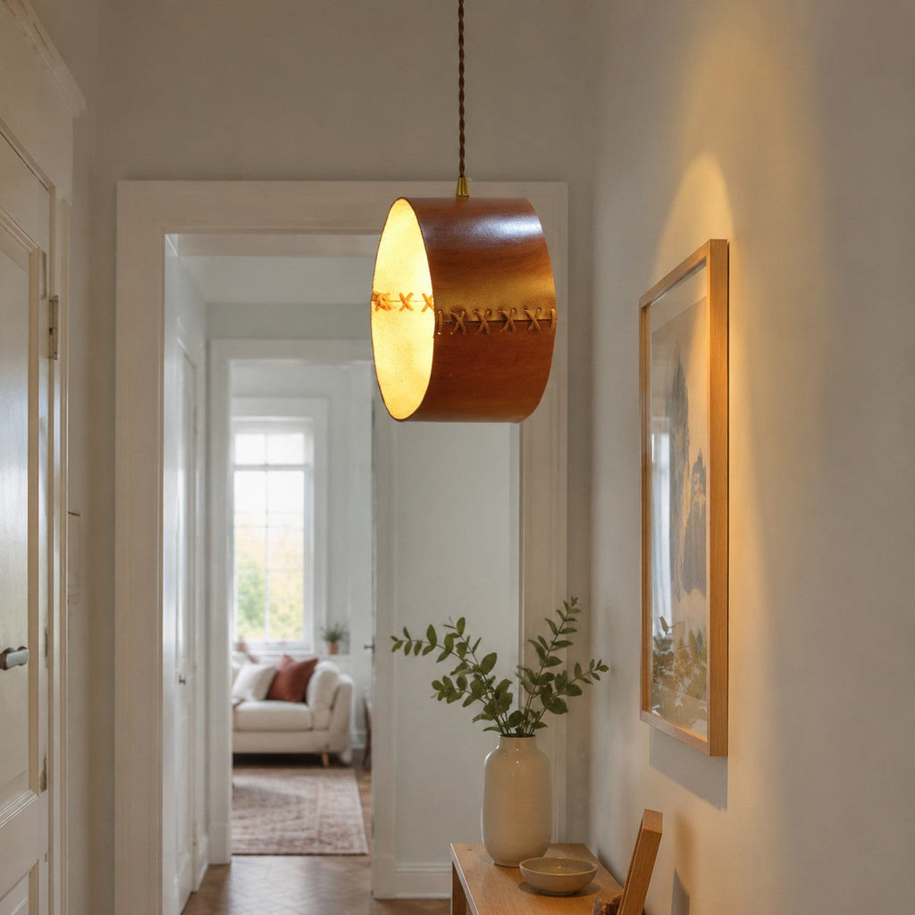 Suspension cylindrique en cuir lacé à la main pour chambres, couloirs et espaces de bar | Esilora