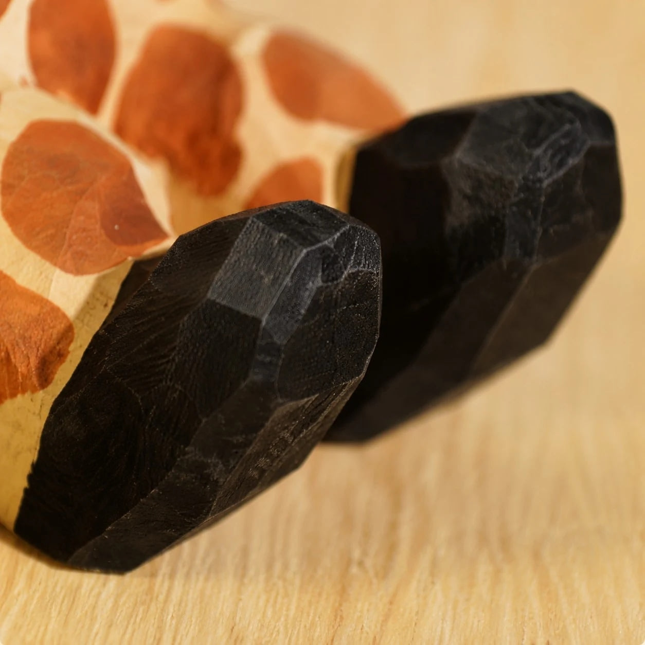 Support de téléphone en bois sculpté à la main représentant un animal | Esilora