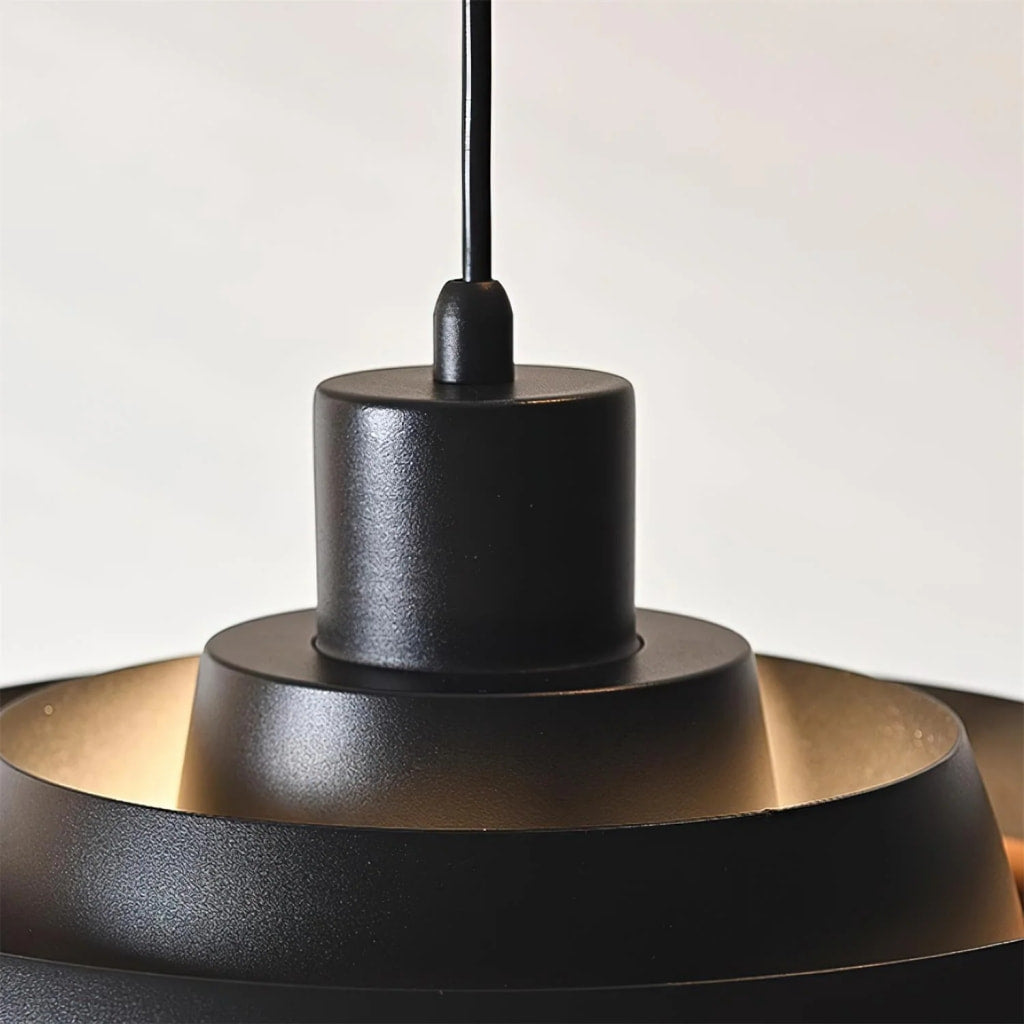 Suspension contemporaine à étages Layervelle – Lampe sculpturale suspendue en bois et métal pour les espaces de vie | Esilora