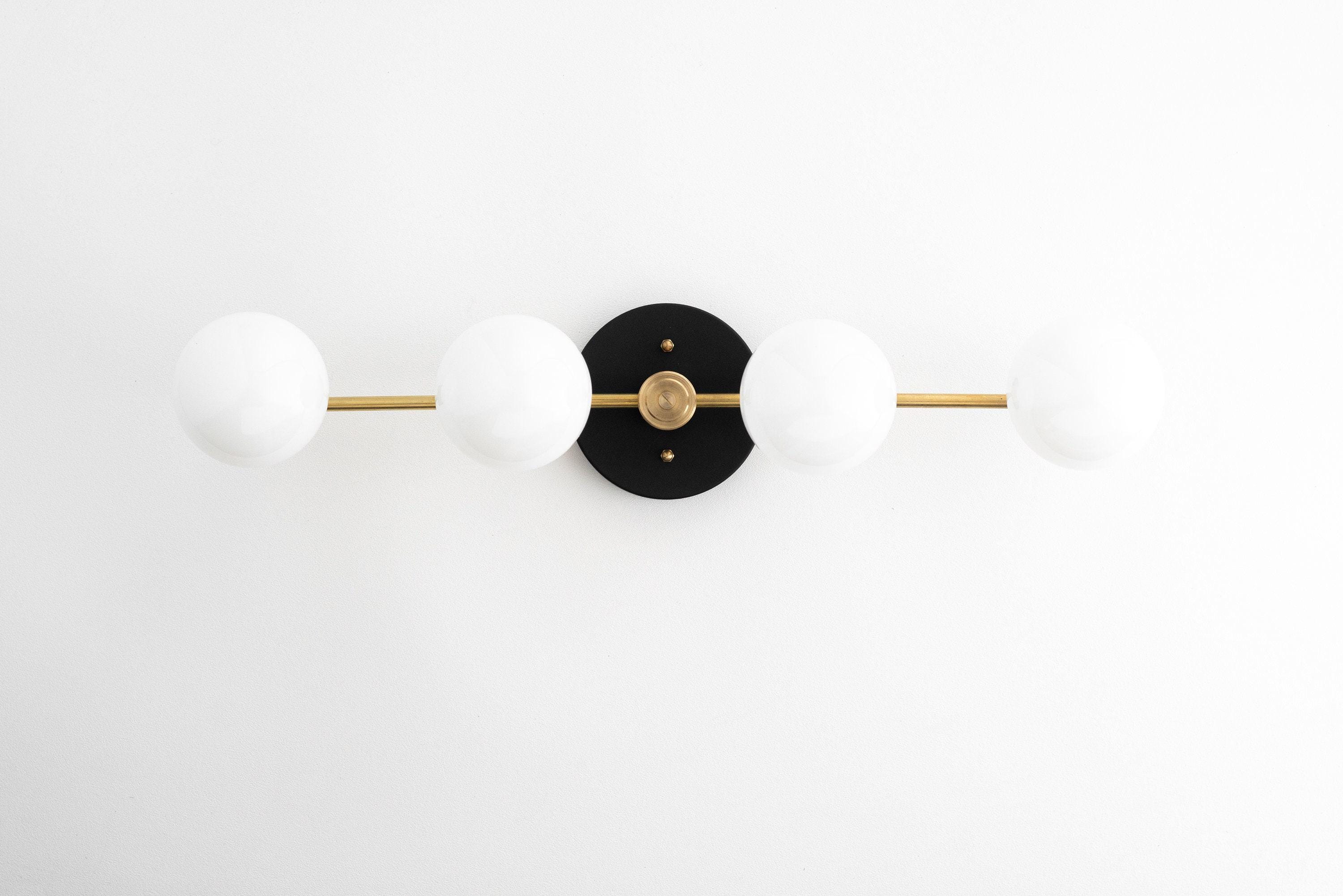 Lampada da parete Glorica Glass in metallo minimalista con barra e globo per toeletta — Lampada a globo da parete per spogliatoio e bagno | Esilora