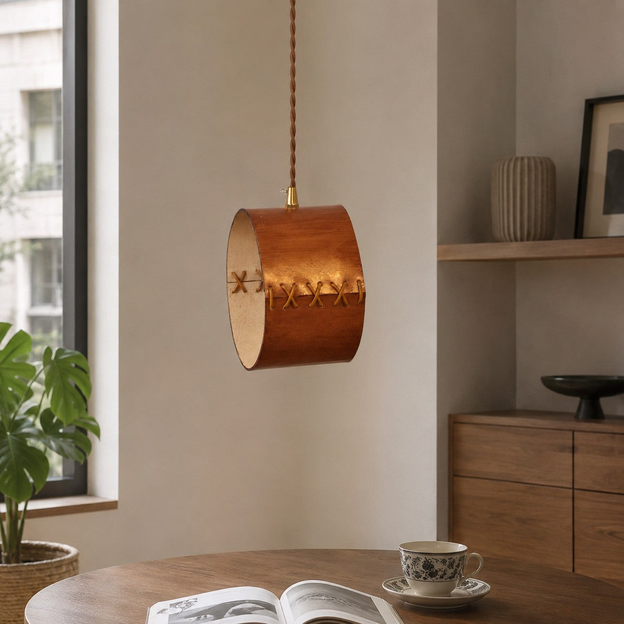 Suspension cylindrique en cuir lacé à la main pour chambres, couloirs et espaces de bar | Esilora