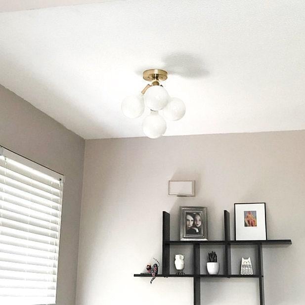 Lampada a plafone elegante Glorica Glass - Design con globo bianco per ambienti contemporanei | Esilora
