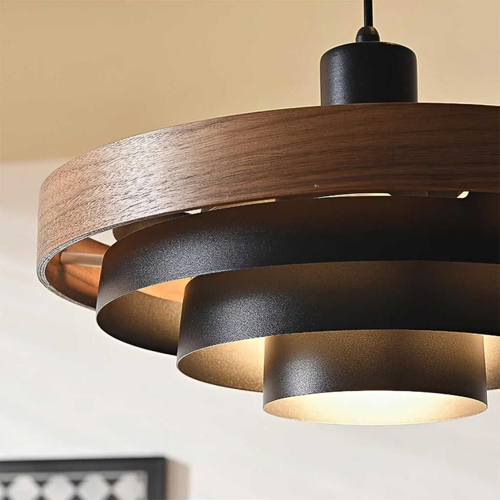 Suspension contemporaine à étages Layervelle – Lampe sculpturale suspendue en bois et métal pour les espaces de vie | Esilora