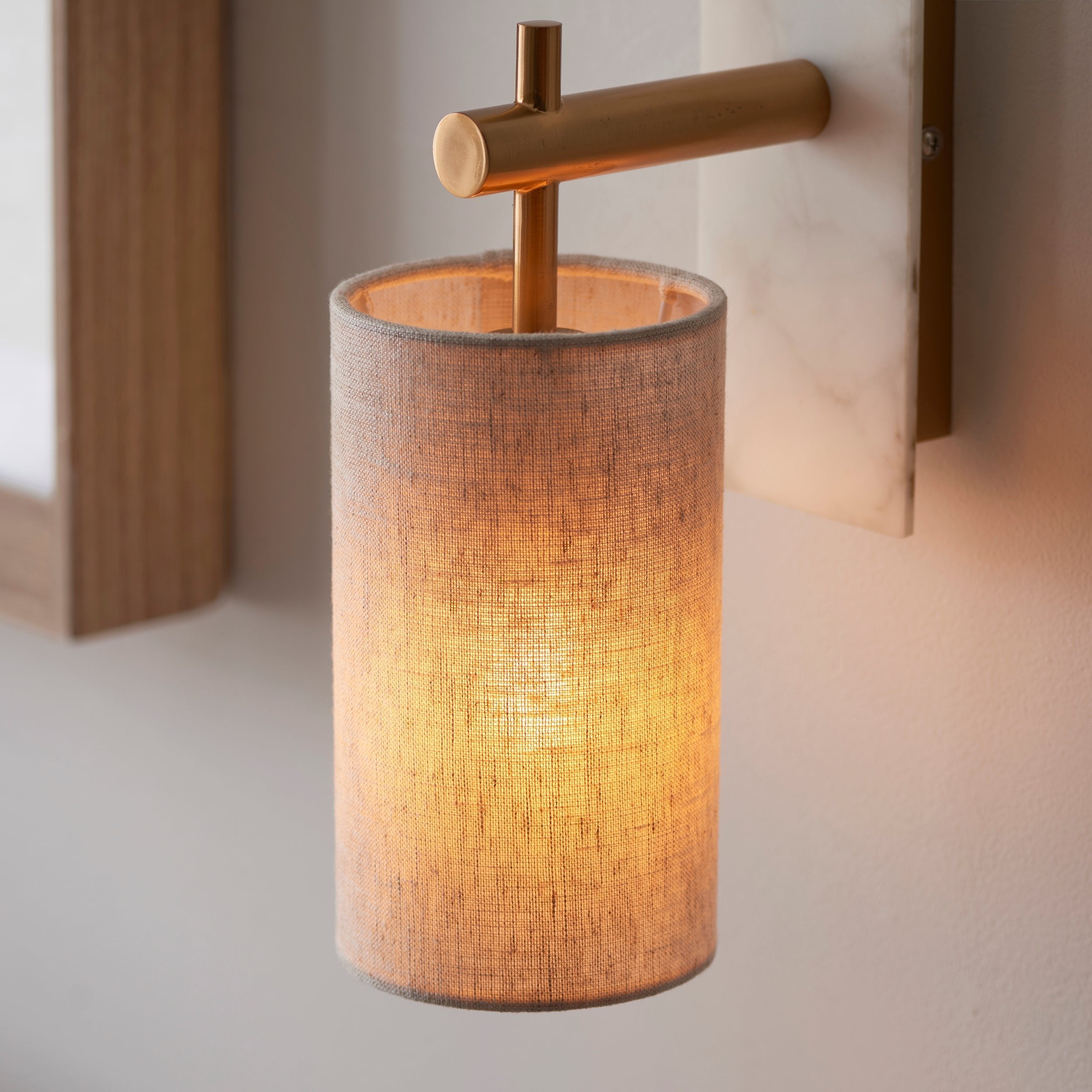 Mavora Leinen-Schirm Wandlampe mit Steinrückplatte – Elegante Schlafzimmer-Wandlampe | Esilora