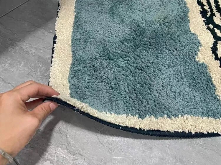 Abstrakt skridsikker bademåtte — blød, absorberende, skandinavisk design