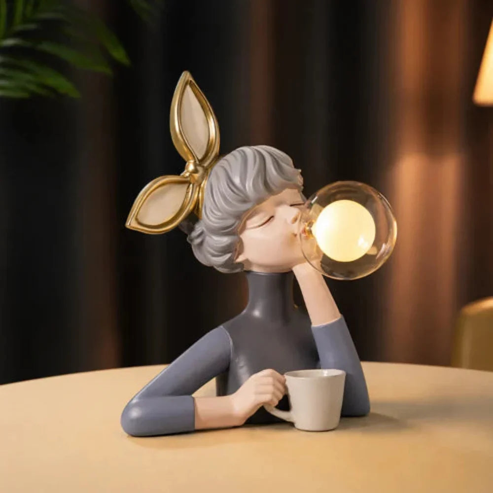 Bordlampe i resin og glas - skulpturelt figurdesign