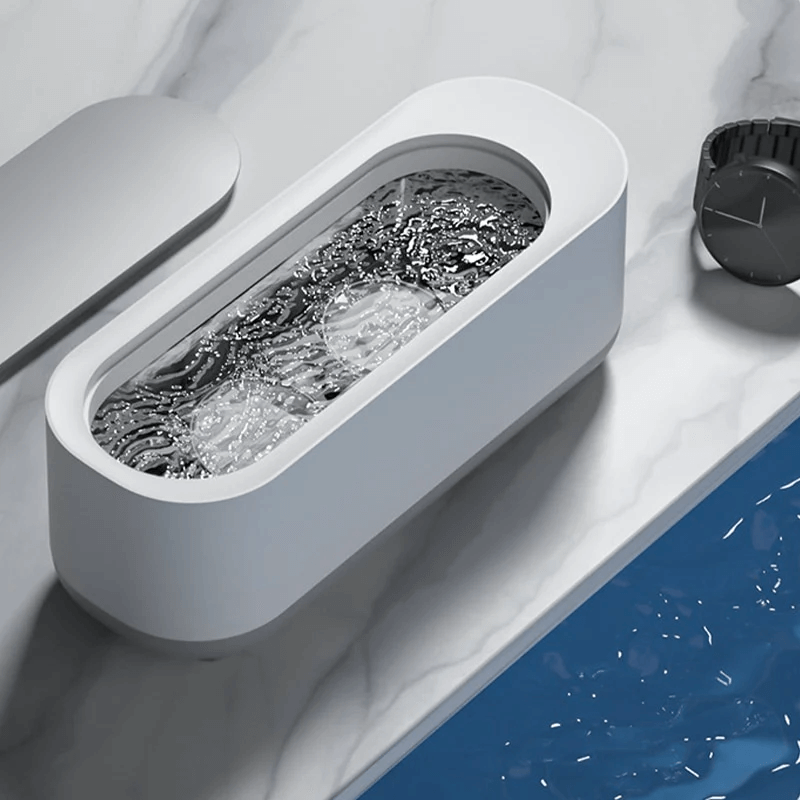 Ultrazvuková čistička brýlí AuraClean — šetrná péče o čočky bez poškrábání