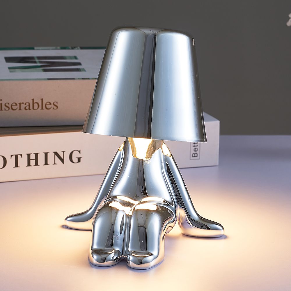 Modern bordslampa med LED och gyllene figurd design