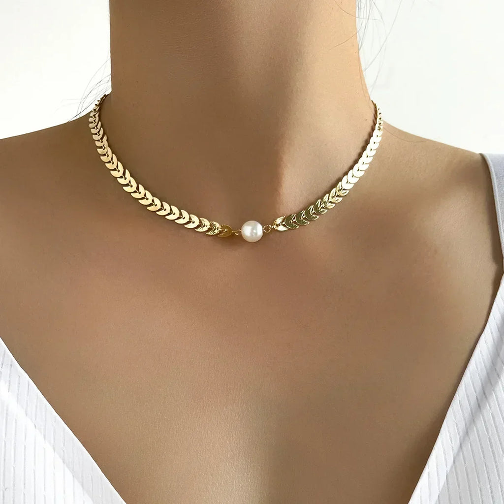 Aureline Perlen-Choker – Verstellbare goldfarbene Halskette mit glänzender Perle