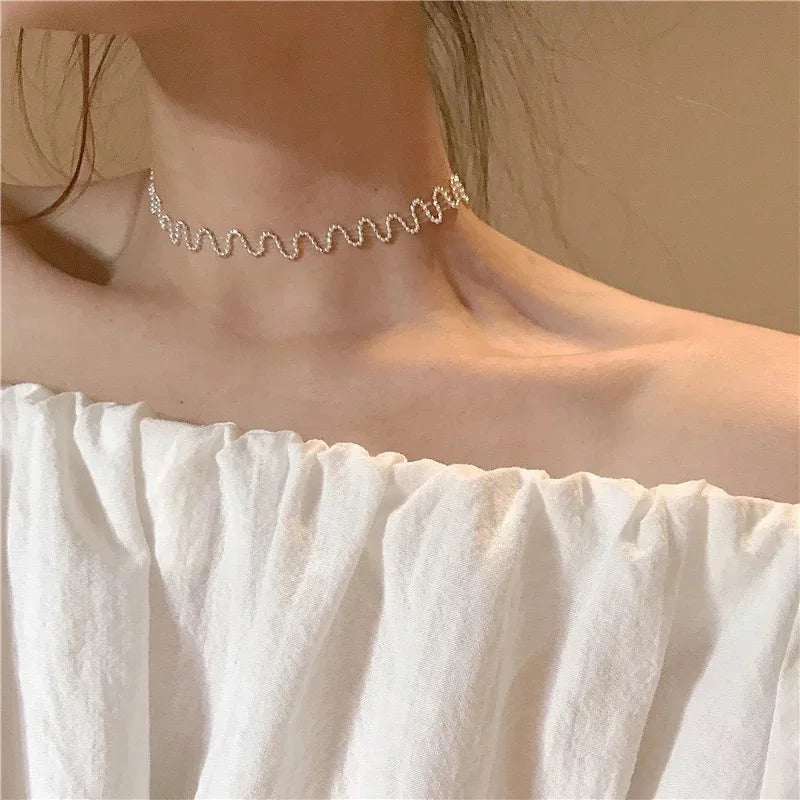 Aureline Perlen-Choker – Verstellbare goldfarbene Halskette mit glänzender Perle