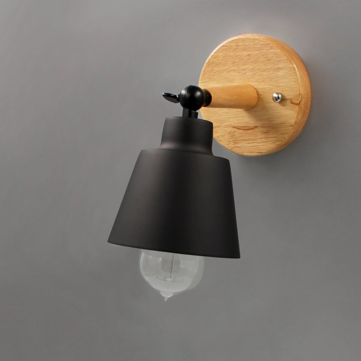 Aplique de pared Aurenza Devon — pantalla metálica, detalle de madera, brazo ajustable