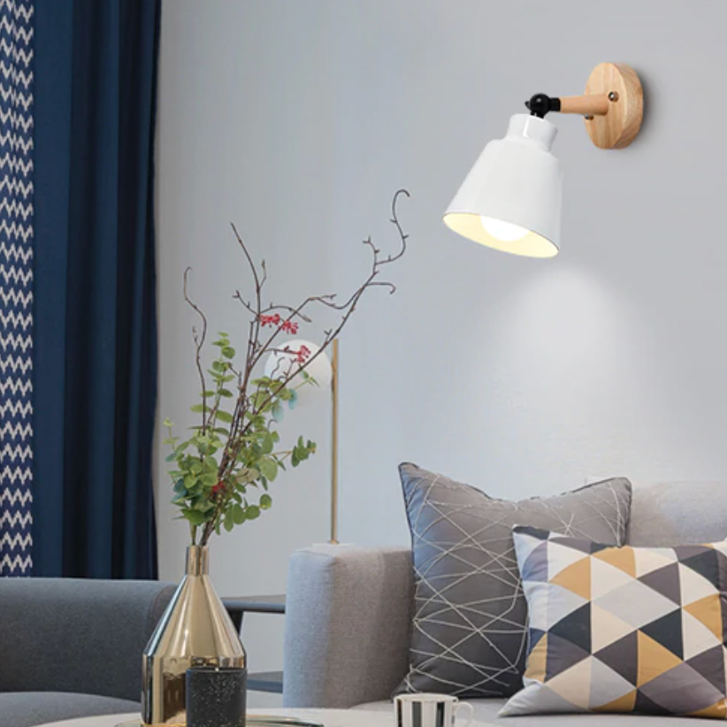 Aplique de pared Aurenza Devon — pantalla metálica, detalle de madera, brazo ajustable
