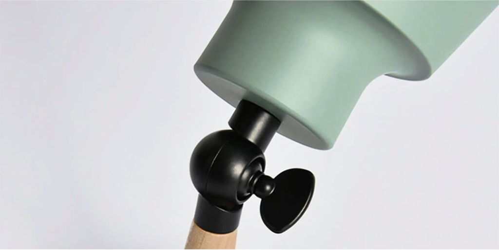 Lampa ścienna Aurenza Devon — metalowy klosz, drewniany akcent, regulowane ramię