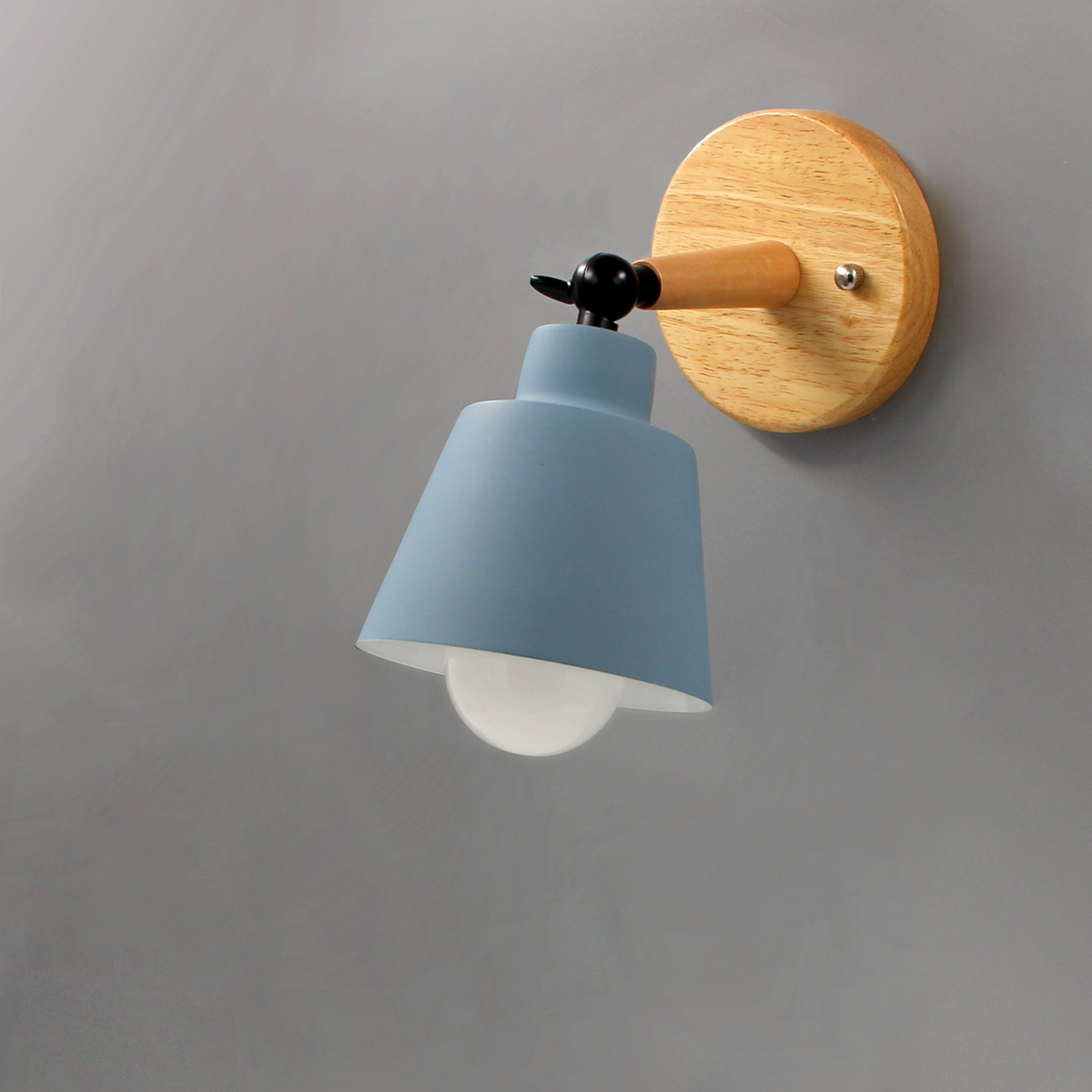Aplique de pared Aurenza Devon — pantalla metálica, detalle de madera, brazo ajustable