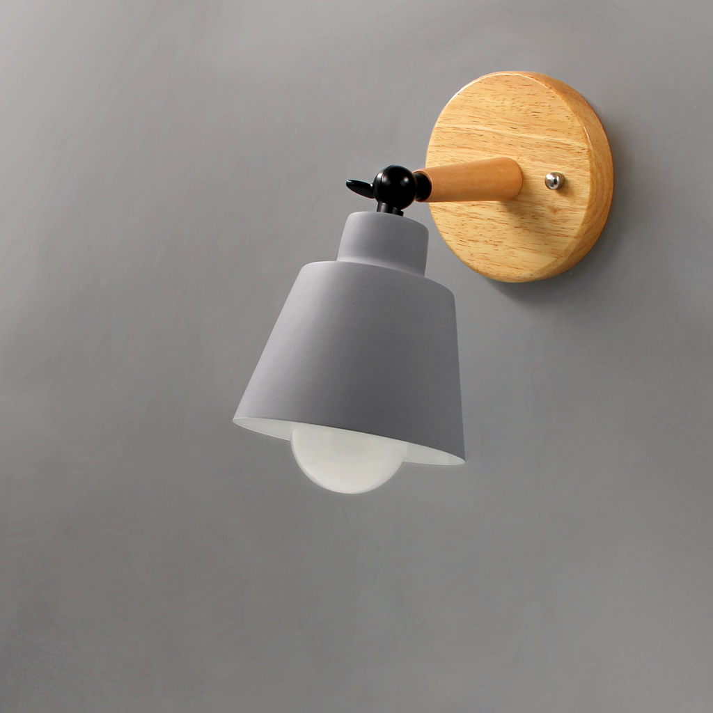 Lampa ścienna Aurenza Devon — metalowy klosz, drewniany akcent, regulowane ramię