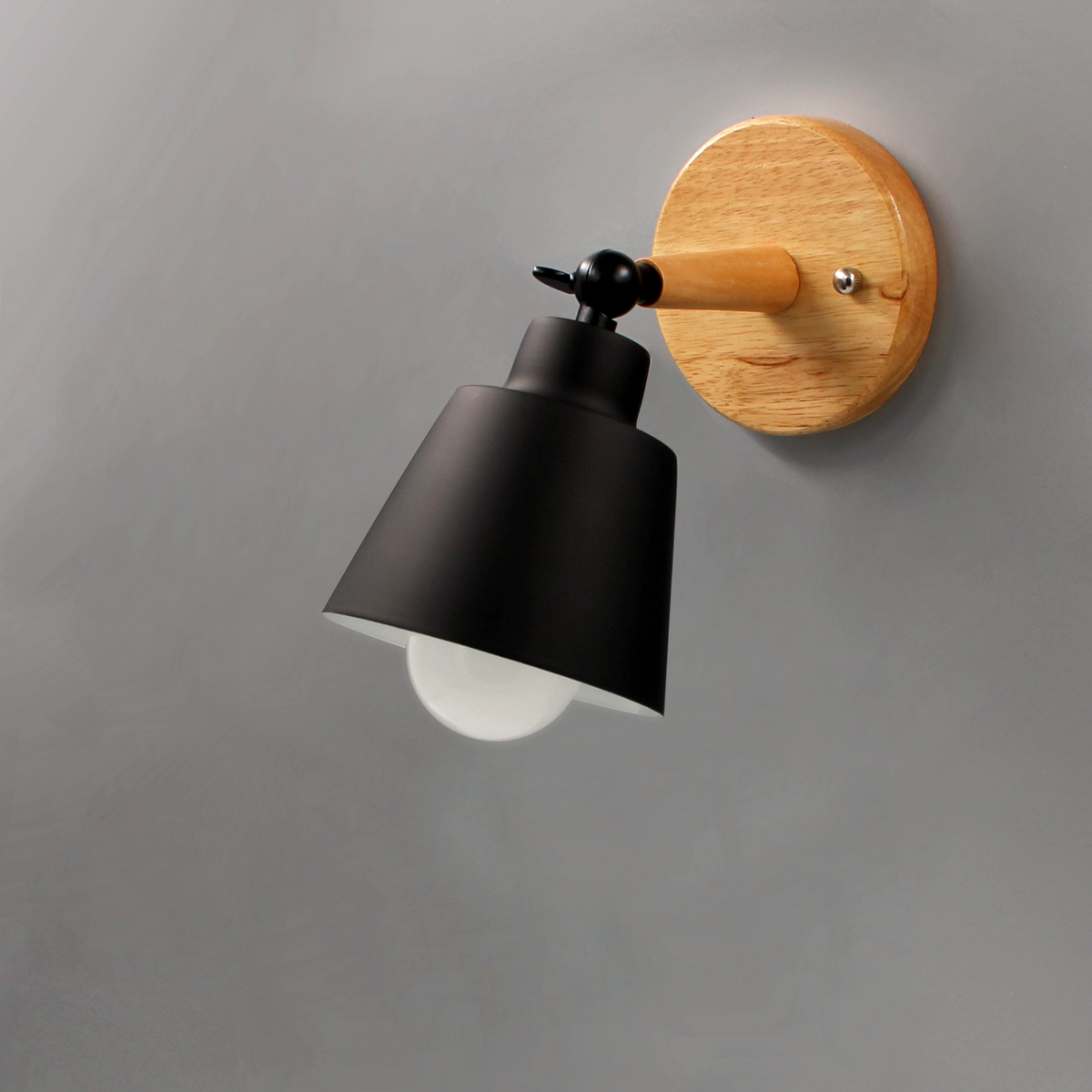 Aplique de pared Aurenza Devon — pantalla metálica, detalle de madera, brazo ajustable