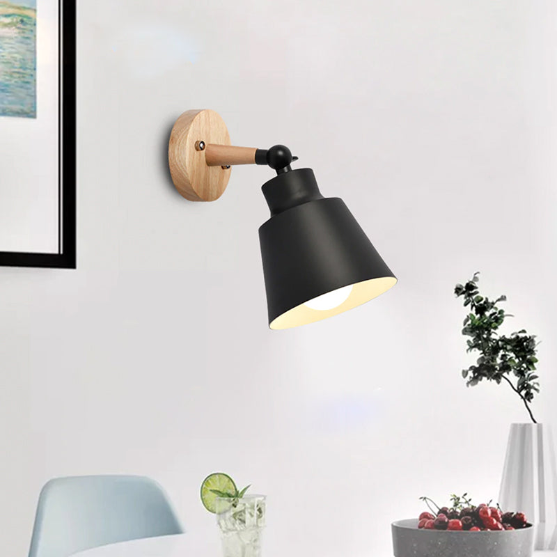 Lampa ścienna Aurenza Devon — metalowy klosz, drewniany akcent, regulowane ramię