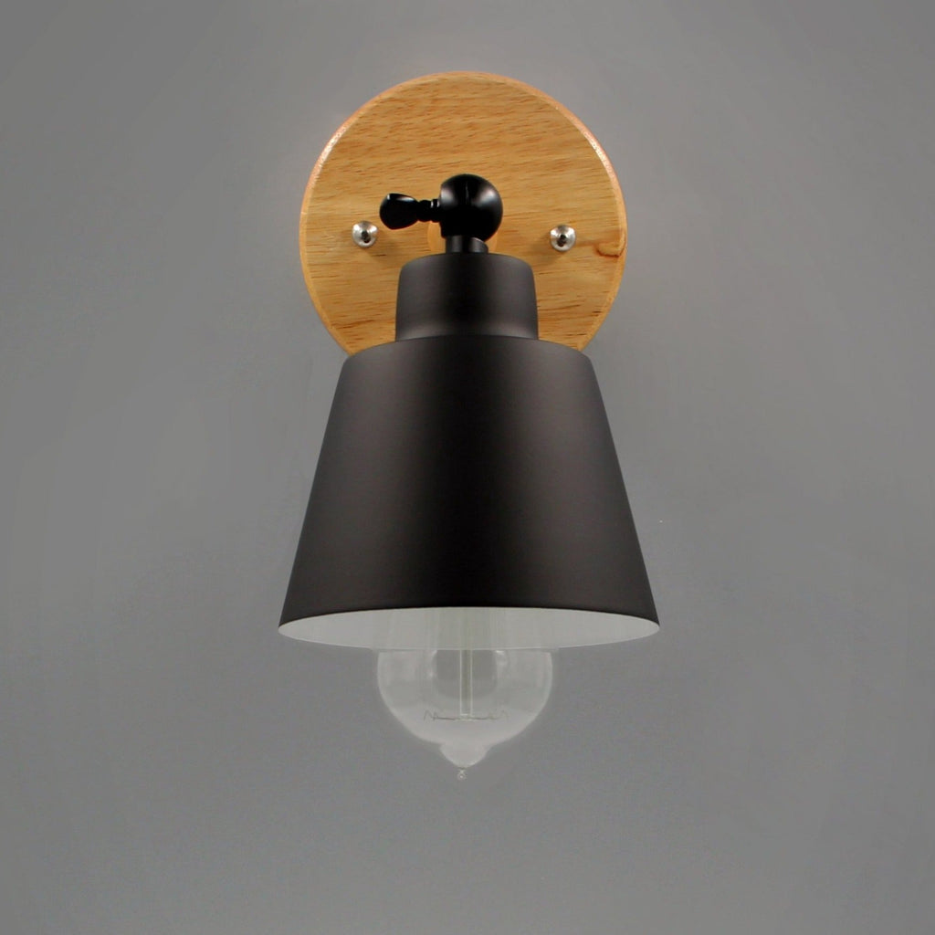 Lampa ścienna Aurenza Devon — metalowy klosz, drewniany akcent, regulowane ramię