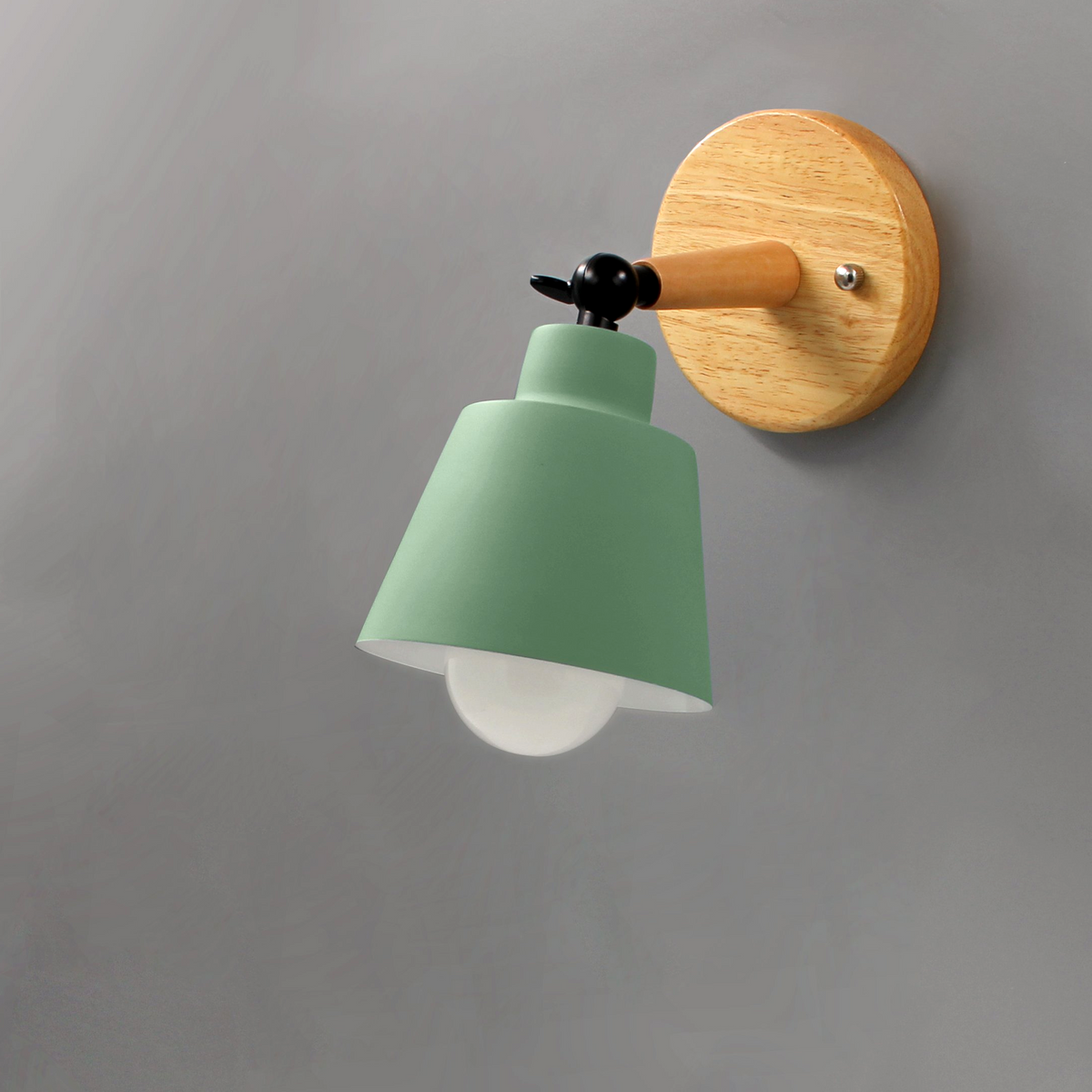 Aplique de pared Aurenza Devon — pantalla metálica, detalle de madera, brazo ajustable