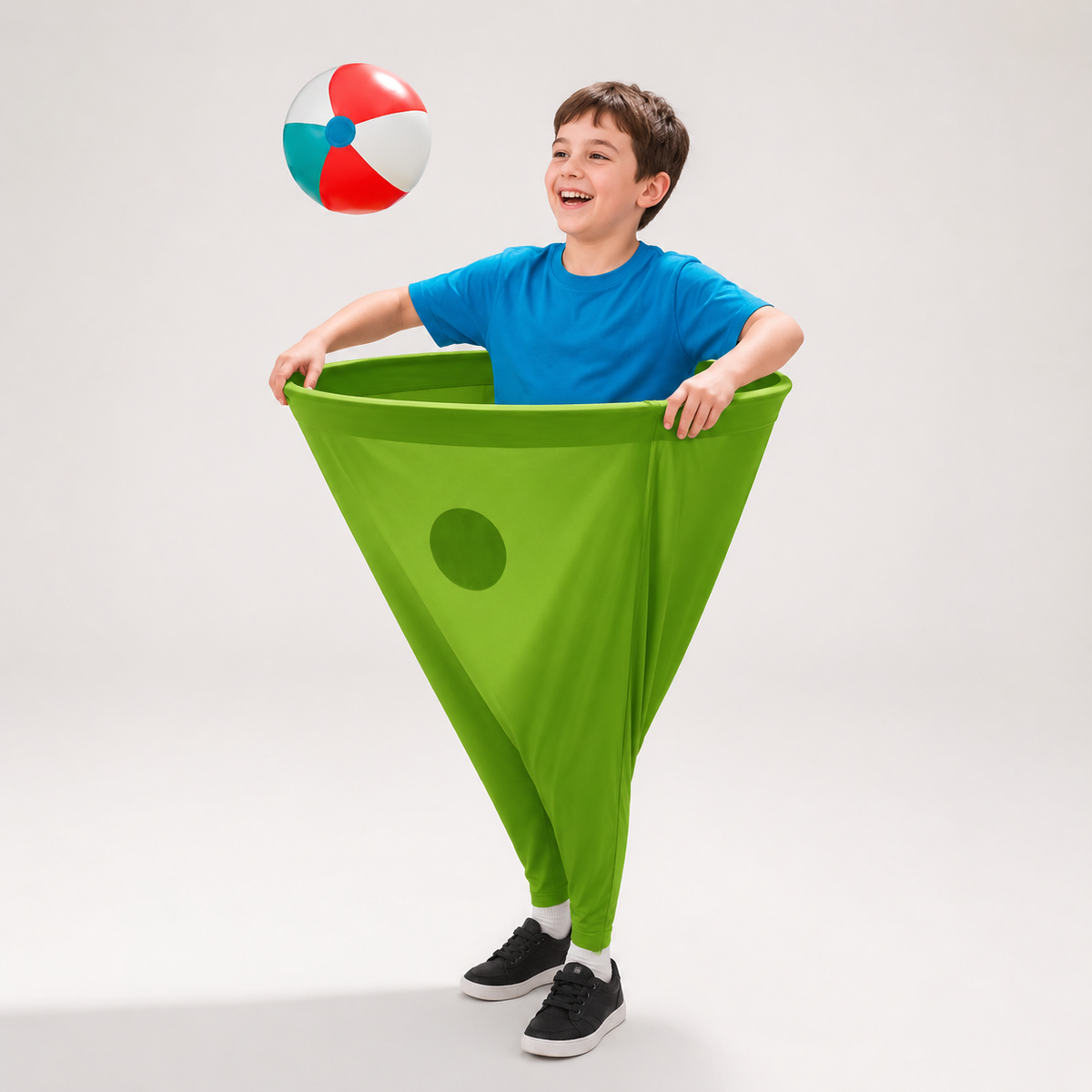 Familjespel med clownbyxor – aktiv lek med mjuk boll