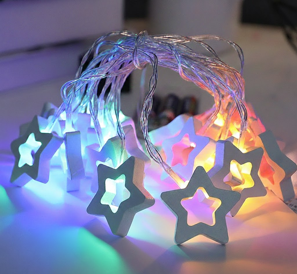 Guirnalda de luces LED en blanco cálido con diez estrellas de papel