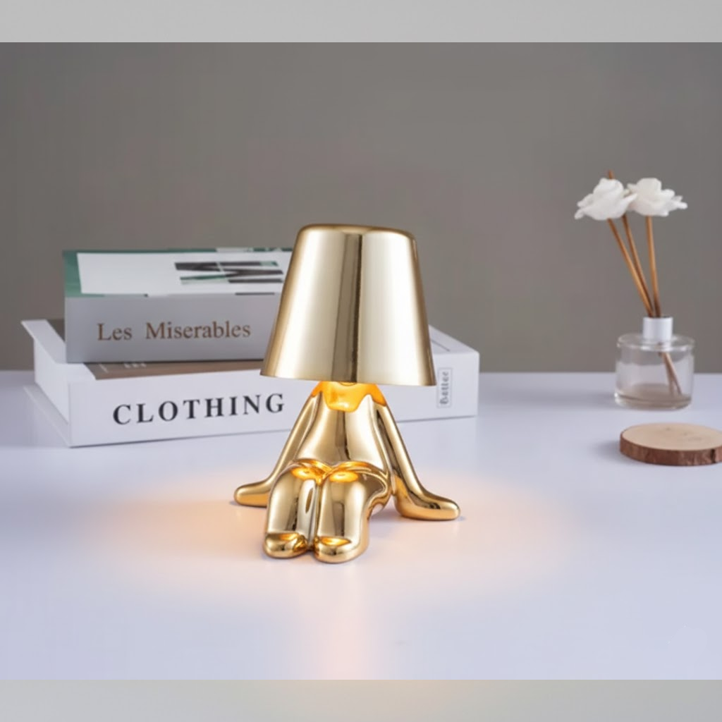 Modern bordslampa med LED och gyllene figurd design