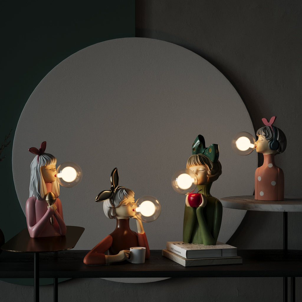 Bordlampe i resin og glas - skulpturelt figurdesign