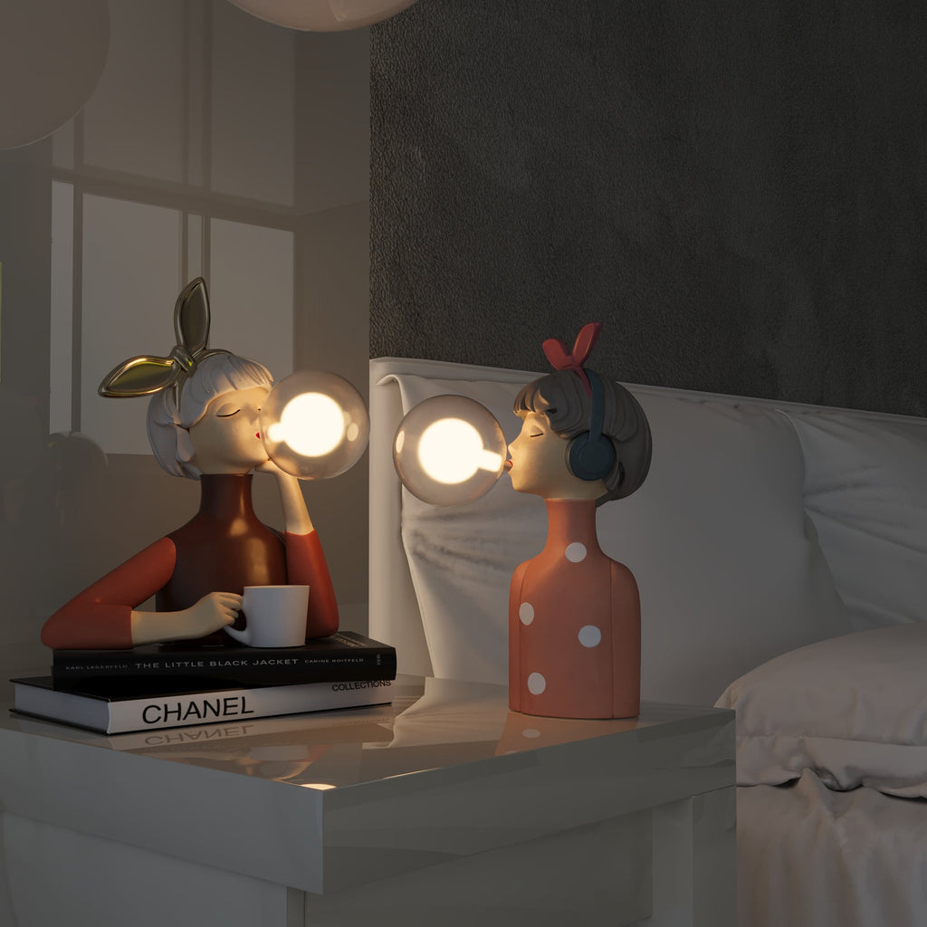 Bordlampe i resin og glas - skulpturelt figurdesign