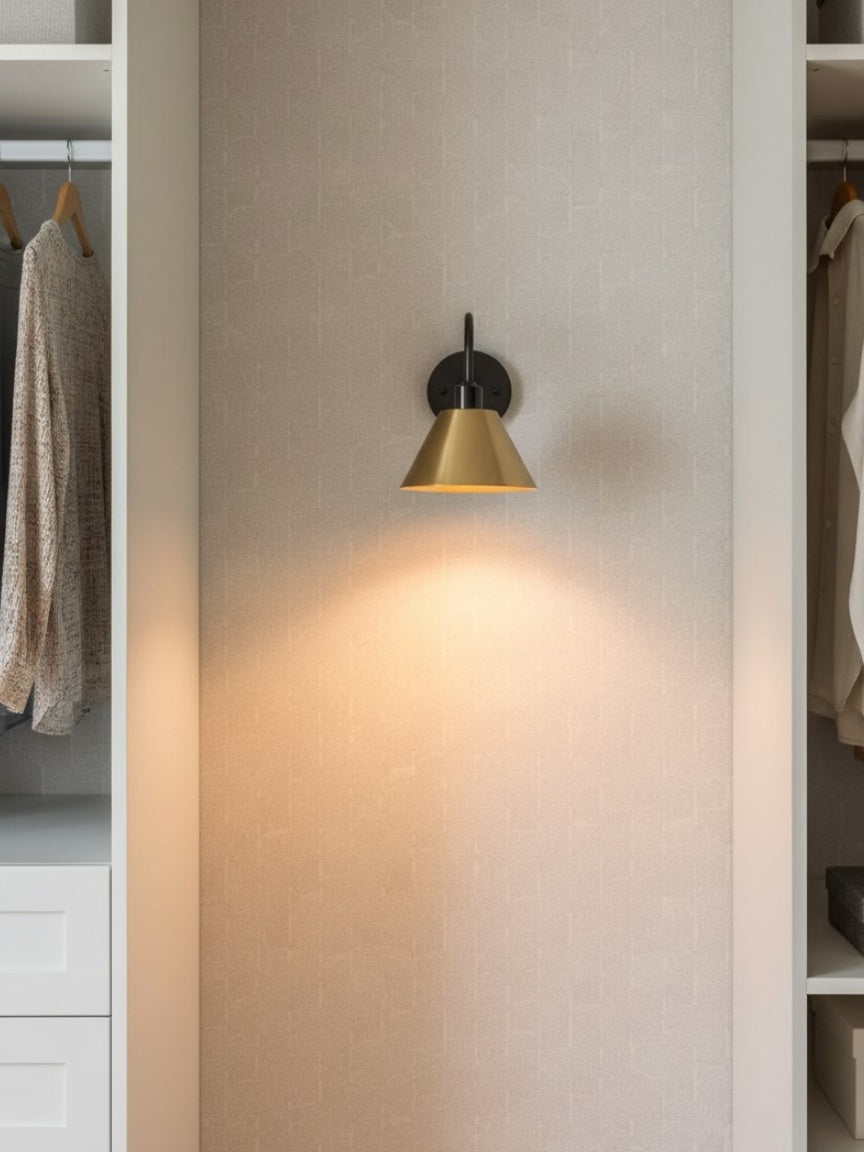 Industrielle, moderne konische Wandleuchte mit klarer Metall-Silhouette | Esilora