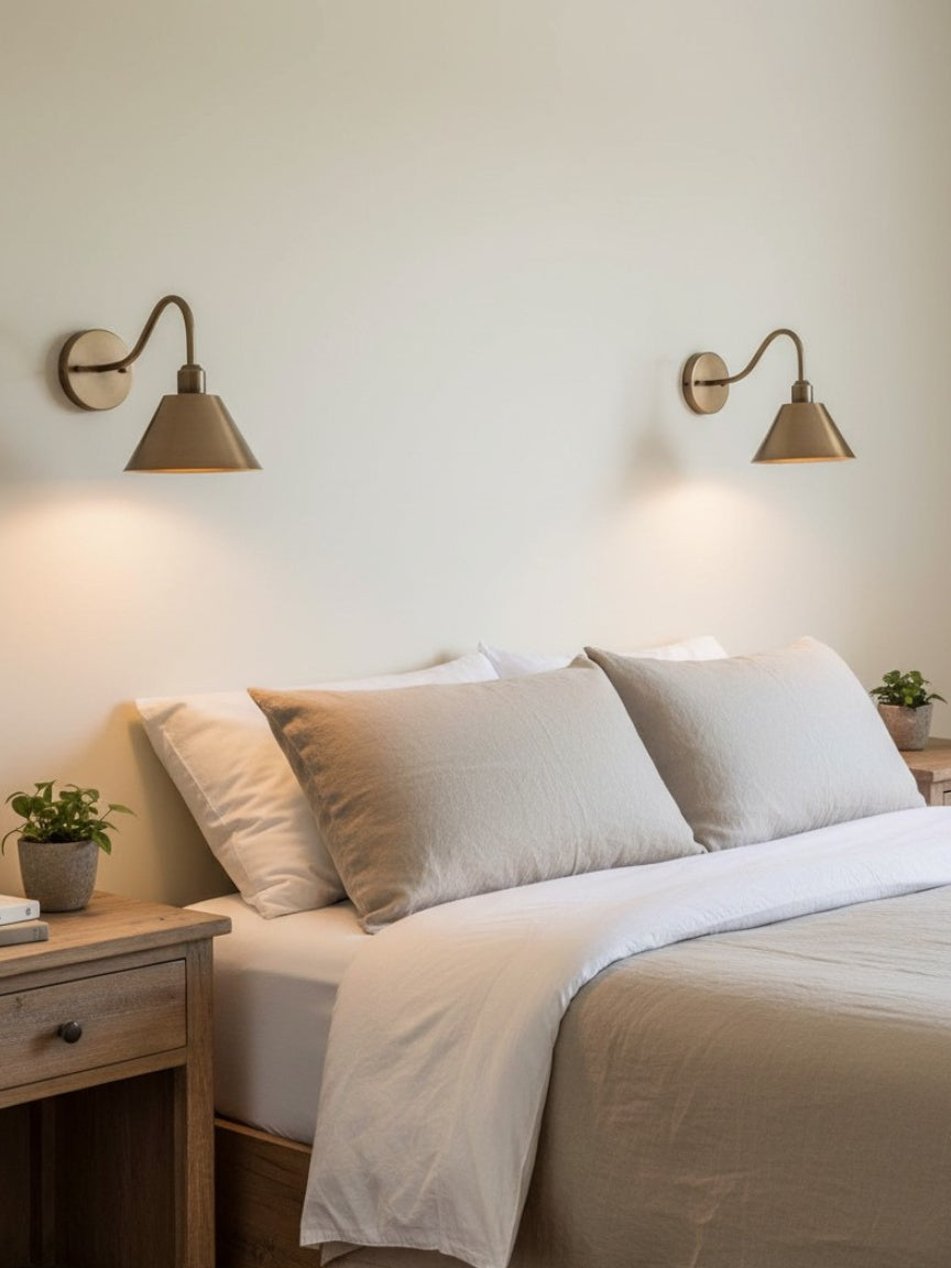 Industrielle, moderne konische Wandleuchte mit klarer Metall-Silhouette | Esilora