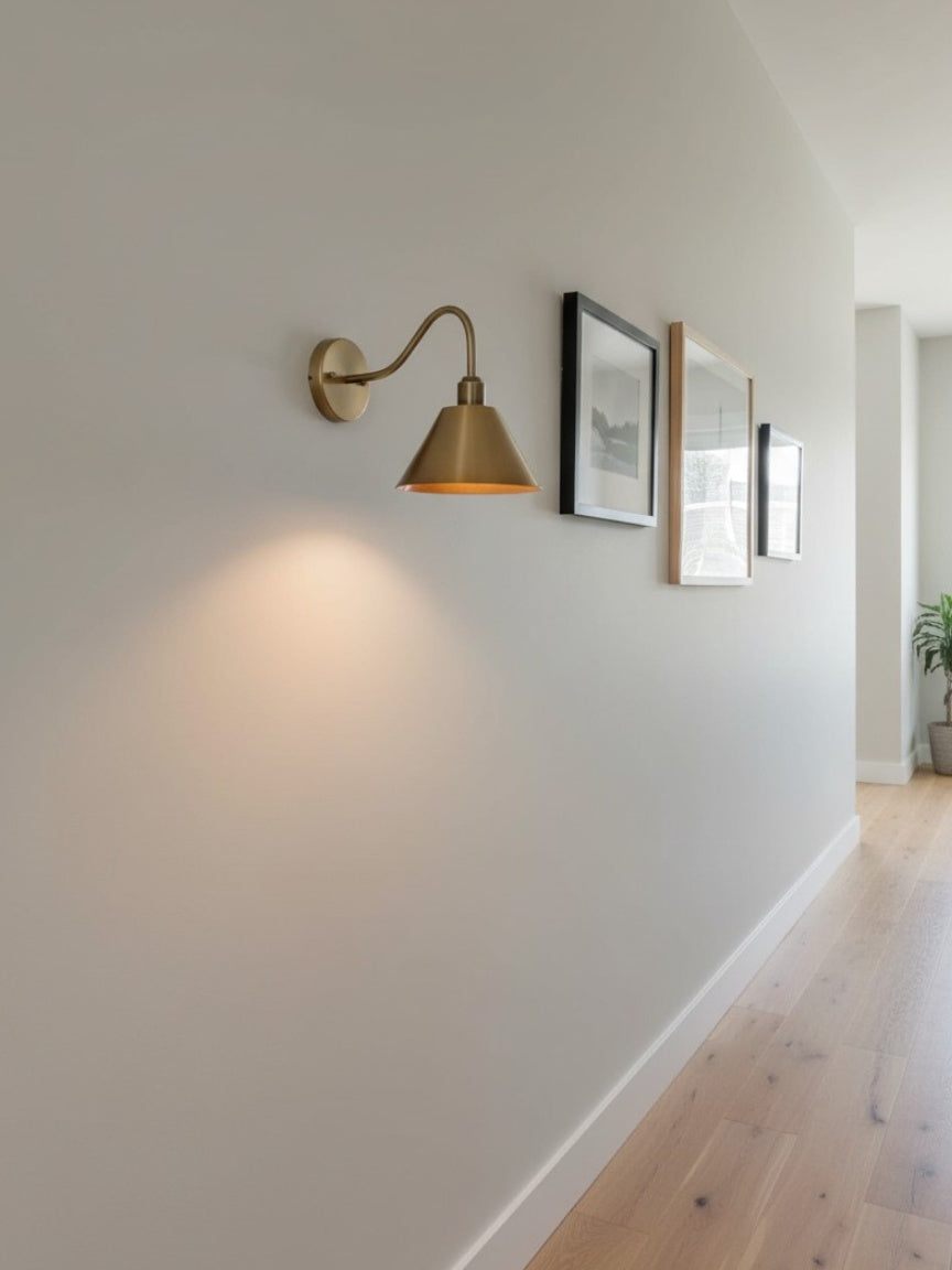 Industrielle, moderne konische Wandleuchte mit klarer Metall-Silhouette | Esilora