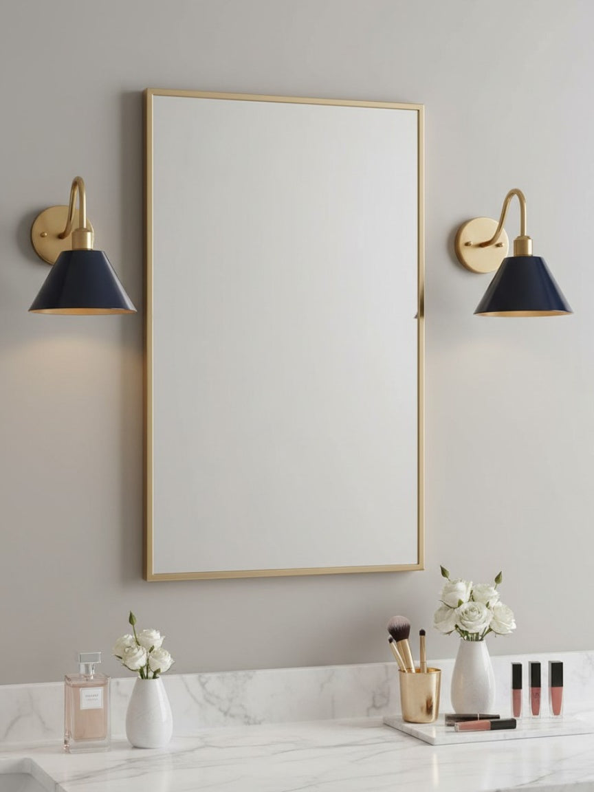 Industrielle, moderne konische Wandleuchte mit klarer Metall-Silhouette | Esilora