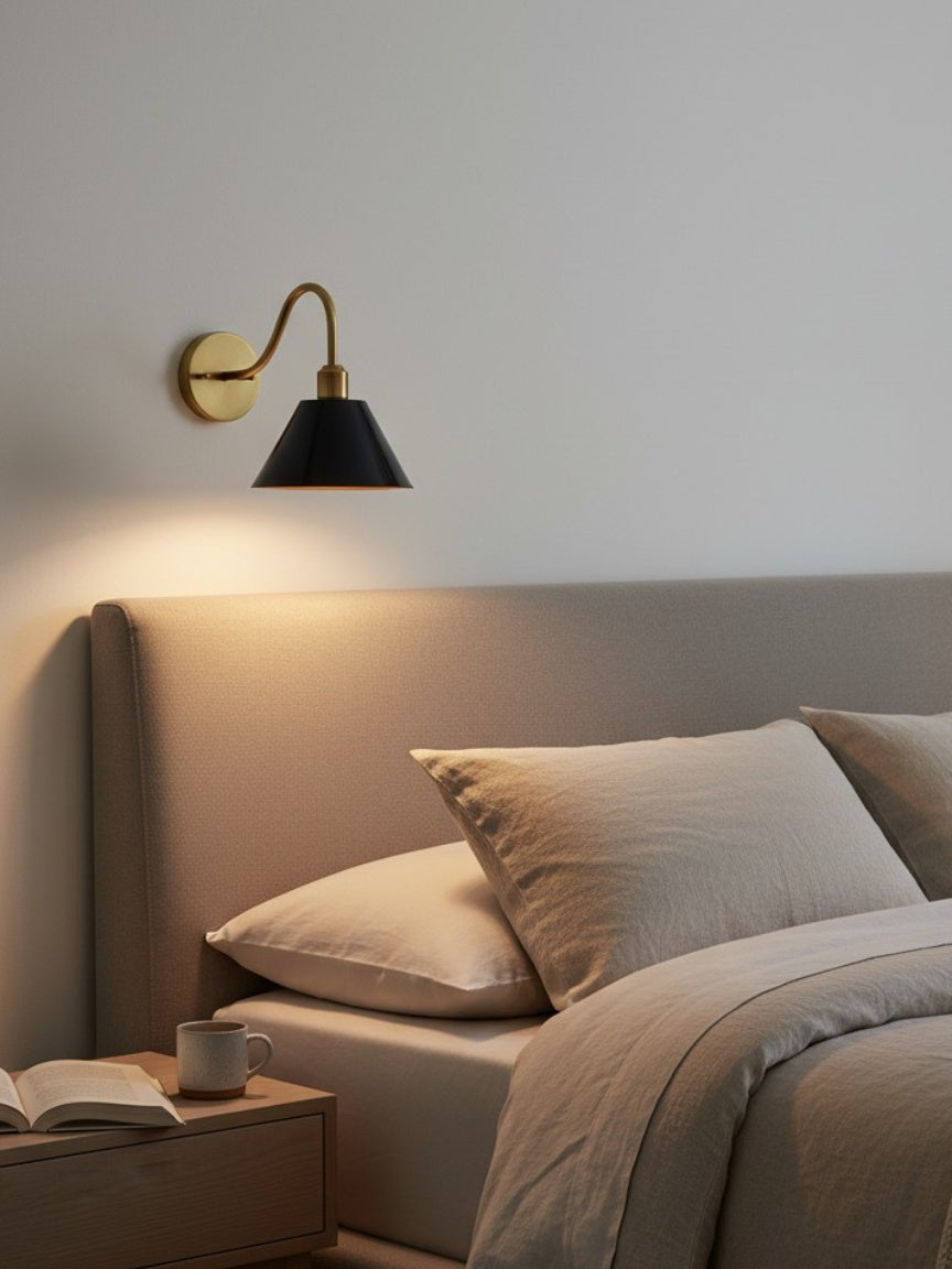 Industrielle, moderne konische Wandleuchte mit klarer Metall-Silhouette | Esilora