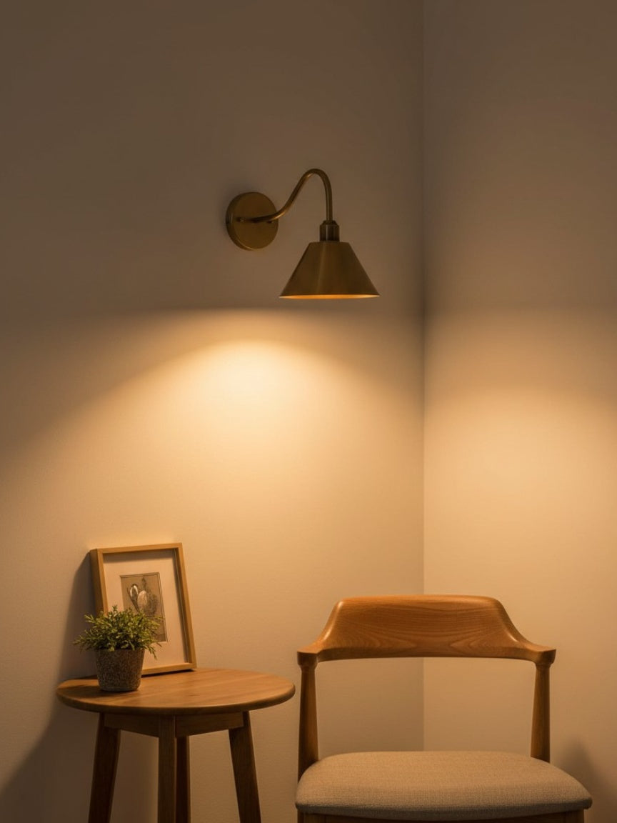 Industrielle, moderne konische Wandleuchte mit klarer Metall-Silhouette | Esilora