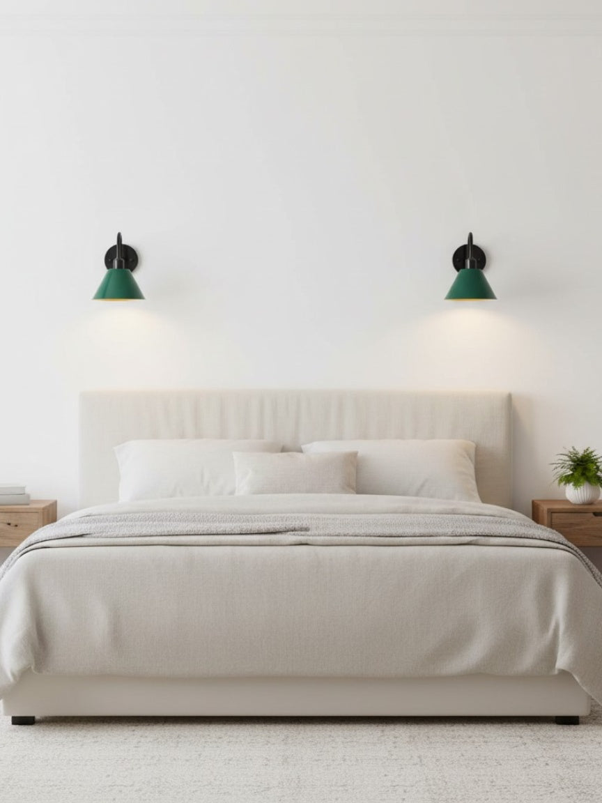 Industrielle, moderne konische Wandleuchte mit klarer Metall-Silhouette | Esilora