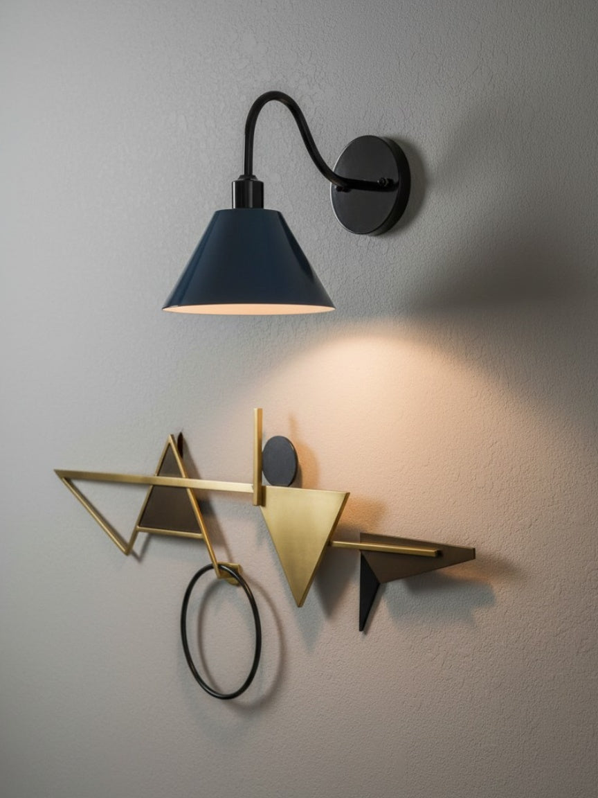 Industrielle, moderne konische Wandleuchte mit klarer Metall-Silhouette | Esilora