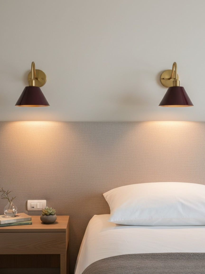 Industrielle, moderne konische Wandleuchte mit klarer Metall-Silhouette | Esilora