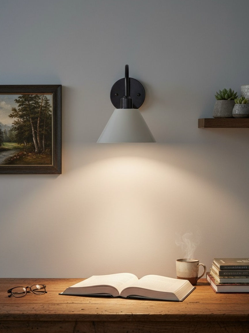 Industrielle, moderne konische Wandleuchte mit klarer Metall-Silhouette | Esilora