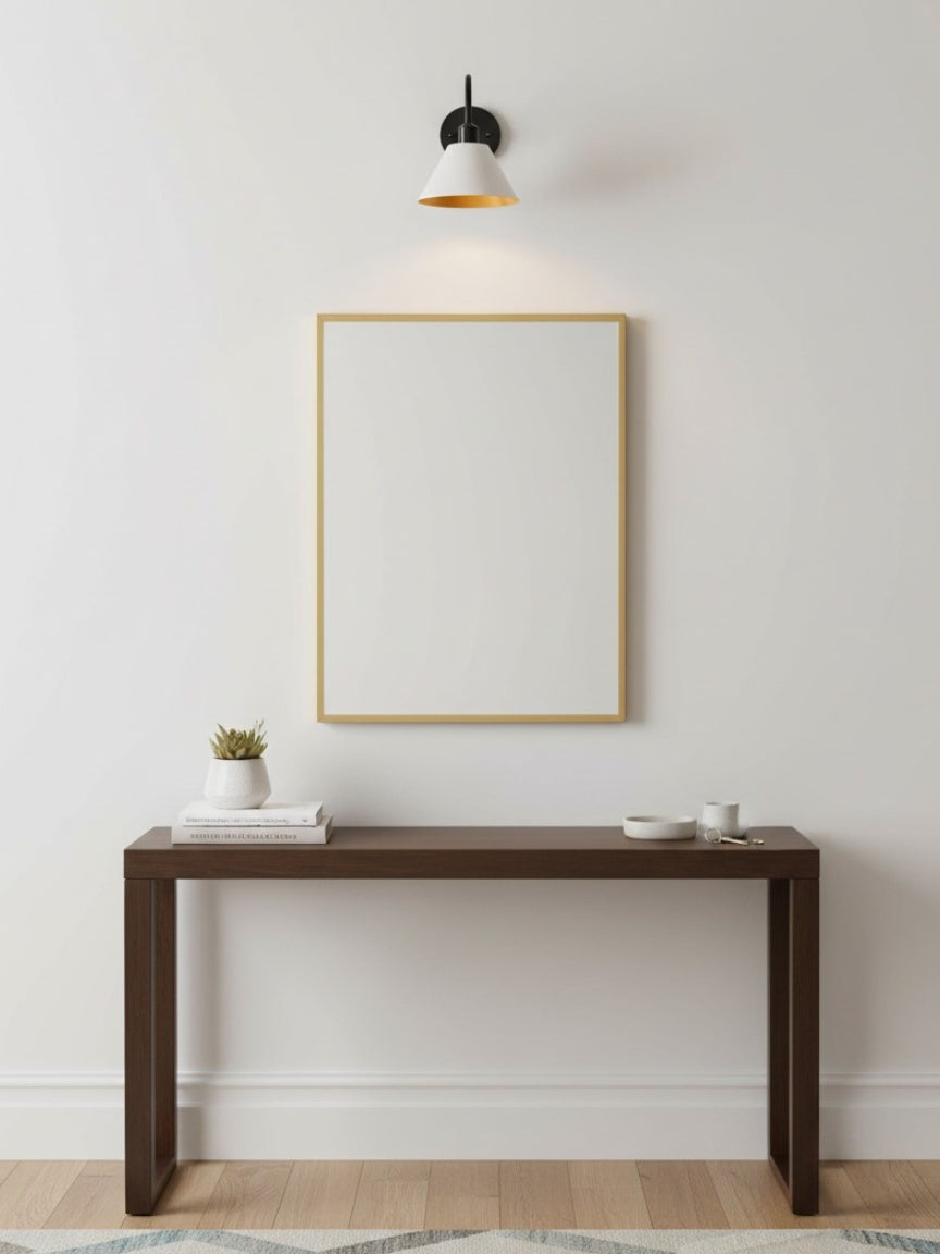 Industrielle, moderne konische Wandleuchte mit klarer Metall-Silhouette | Esilora