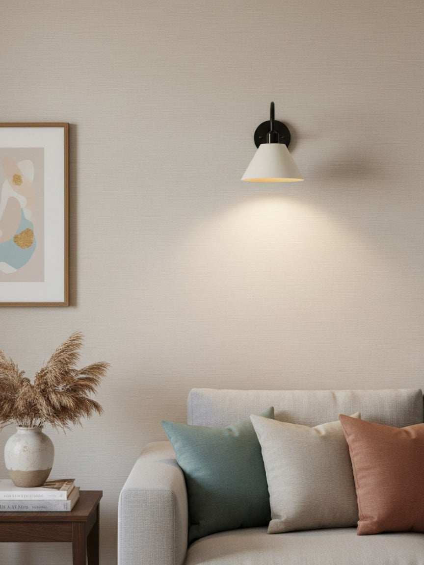 Industrielle, moderne konische Wandleuchte mit klarer Metall-Silhouette | Esilora