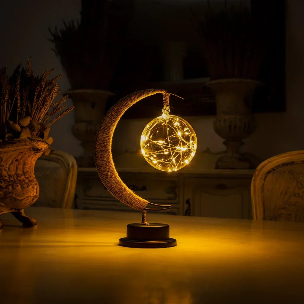 Stolní LED lampa ze skla - napájená bateriemi, srpek měsíce a zavěšená koule