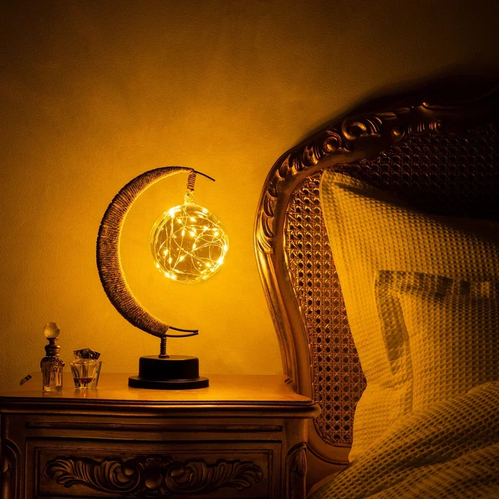 Stolní LED lampa ze skla - napájená bateriemi, srpek měsíce a zavěšená koule